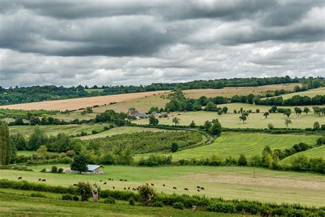 Paysage rural normand avec des champs et une ferme