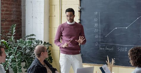 Jeune homme expliquant un mot