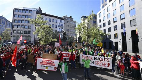 Des assistants en grève devant un studio de cinéma