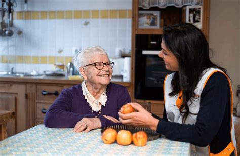 Personne âgée recevant de l'aide pour manger