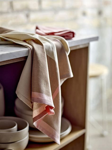 cuisine moderne avec torchons décoratifs