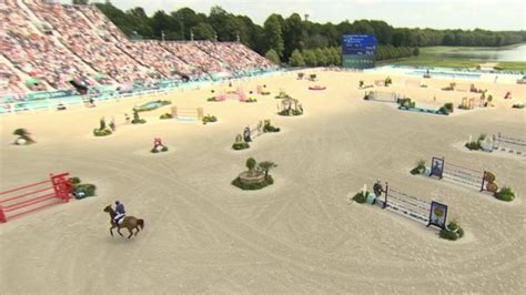 Manège d'équitation avec obstacles de saut