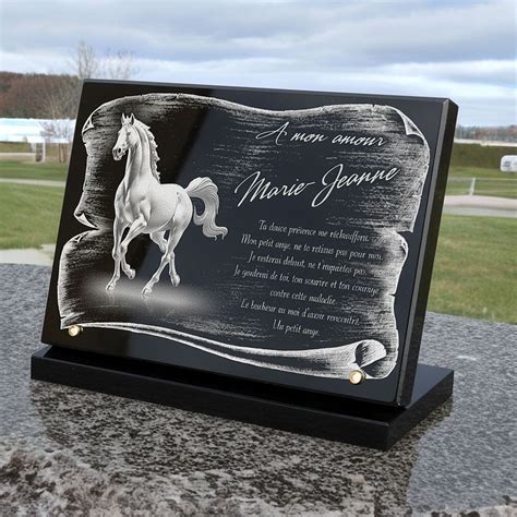 Cheval regardant depuis un box avec une plaque gravée