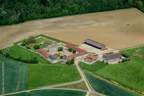 Vue aérienne d'une ferme équestre avec des chevaux dans des paddocks