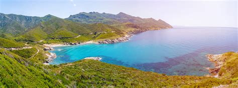 Vue panoramique du Cap-Corse avec des chevaux