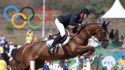 Cavaliers en action sur un parcours d'obstacle
