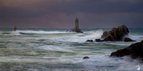 Photographie du phare de Tévennec se détachant sur un fond de mer agitée