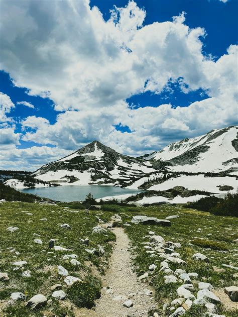 Sentier menant à un lac de montagne
