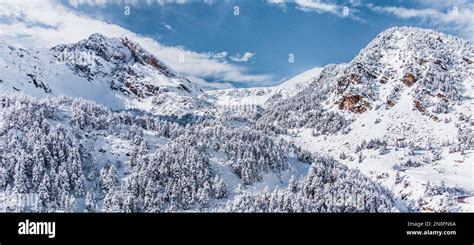 Vue panoramique de La Clusaz avec ses montagnes enneigées