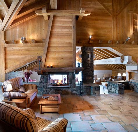 Intérieur d'un chalet de montagne avec cheminée et mobilier en bois