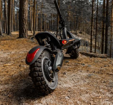 Trottinette électrique tout-terrain en action sur un chemin de campagne