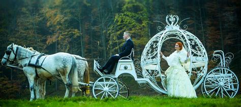Calèche de mariage blanche tirée par deux chevaux blancs en Normandie