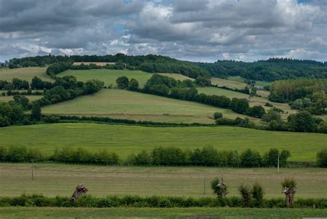 Paysage rural de la Loire-Atlantique avec des champs verts et une ferme traditionnelle