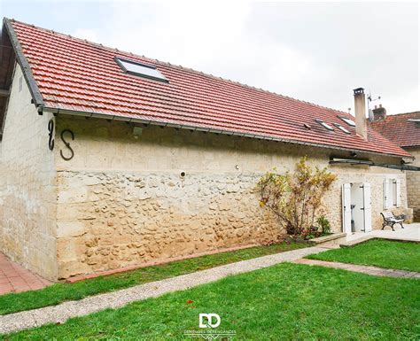 Longère en pierre avec jardin et dépendances