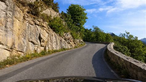 Hôtel-relais de poste sur une route de montagne