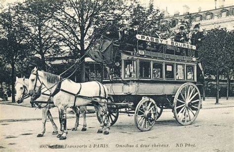 Un dépôt d'omnibus parisiens avec des chevaux et des voitures