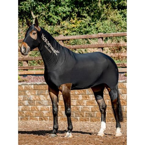 Cheval portant une combinaison en lycra avec encolure amovible