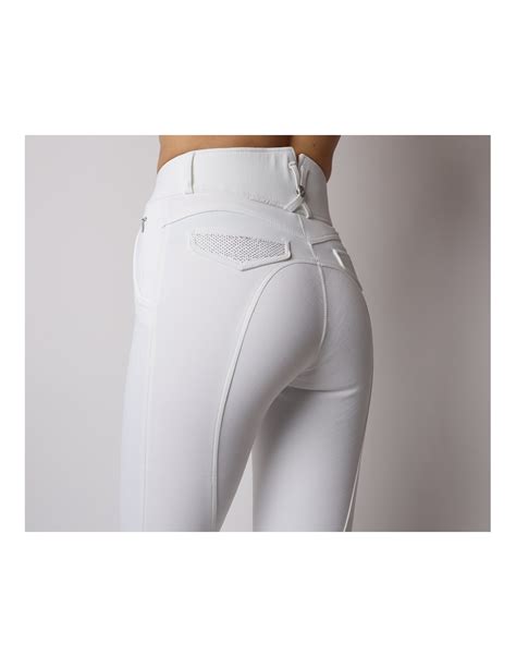 Cavalière en action avec une culotte d'équitation