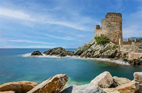 Vue des tours génoises de Cargèse avec la mer en arrière-plan