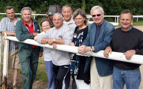 Bénévoles travaillant ensemble sur un hippodrome