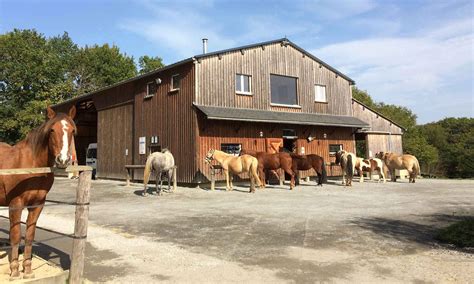 Ferme équestre en campagne