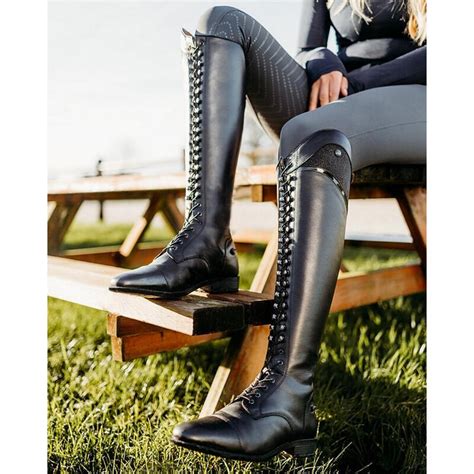 Cavalier ajustant ses bottes d'équitation