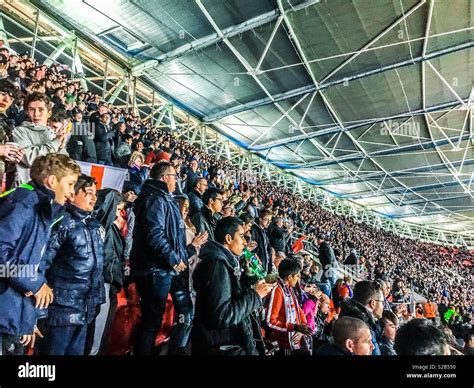 Stade de football avec des spectateurs
