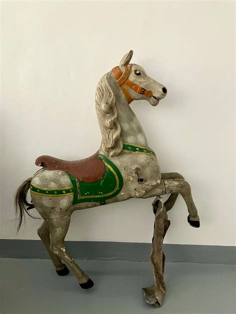 Cheval de manège ancien peint à la main