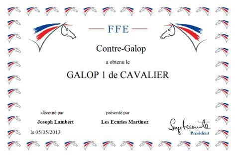 Jeune fille recevant son diplôme de Galop 1 avec fierté, entourée de ses camarades et d'un moniteur