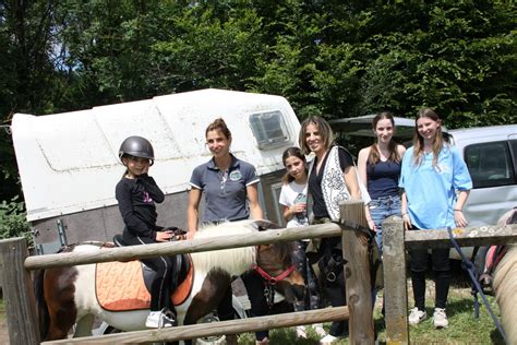 Enfants souriants interagissant avec des poneys