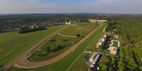 Vue aérienne de l'hippodrome de Craon avec la départementale traversant la piste