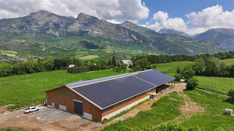 Hangar avec panneaux solaires à l'Écurie de la Ridaudière