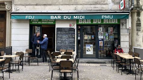 Un bar PMU typique en France