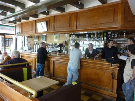 Intérieur d'un bar PMU moderne