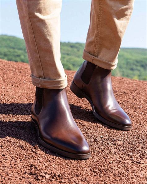Homme portant des bottes en cuir marron