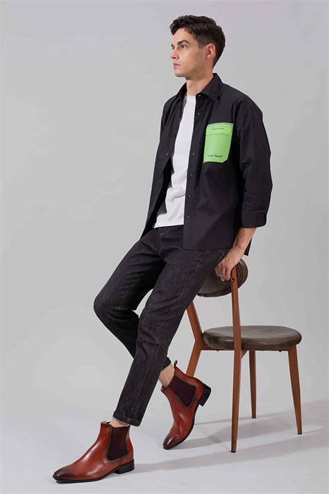 Homme portant des bottes Chelsea avec un jean et une chemise