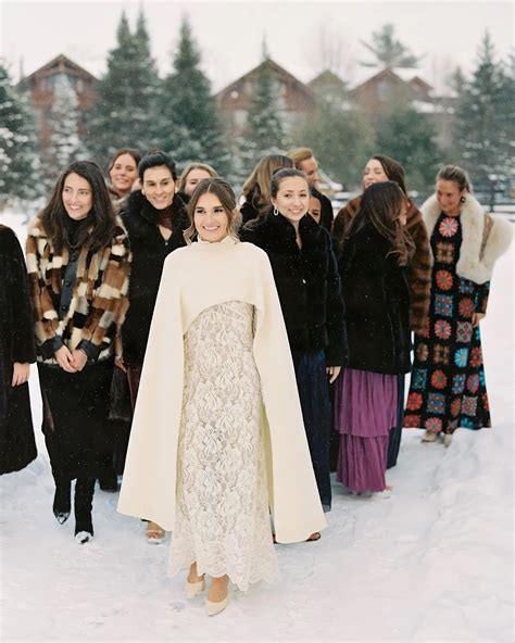 Un coupé de ville noir pour un mariage d'hiver