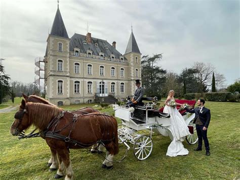 Mariés souriants dans une calèche décorée de fleurs