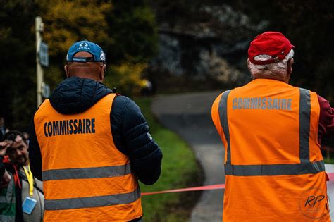 Commissaires de courses examinant des documents