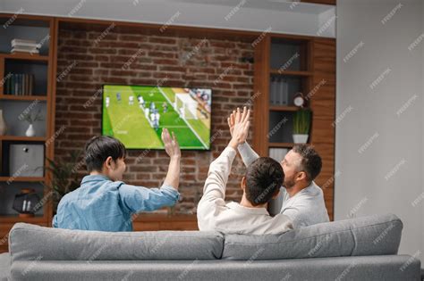 Personne regardant une photo ancienne