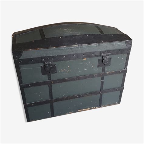 Malle bombée ancienne sur une calèche