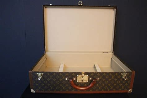 Malle courrier Louis Vuitton ouverte avec tiroirs