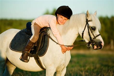 enfant faisant de l'équitation