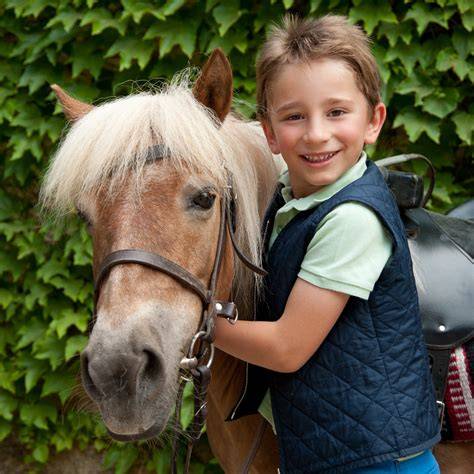enfant riant avec un poney