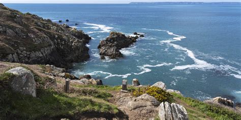 Vue panoramique de la Pointe de la Jument avec ses chaos granitiques et l'océan Atlantique