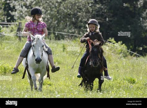 Enfants s'amusant avec des poneys