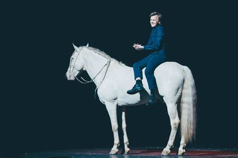 Alex Lutz sur scène avec un cheval