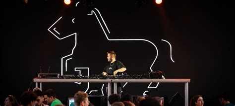 Scène du Poney Club avec un DJ