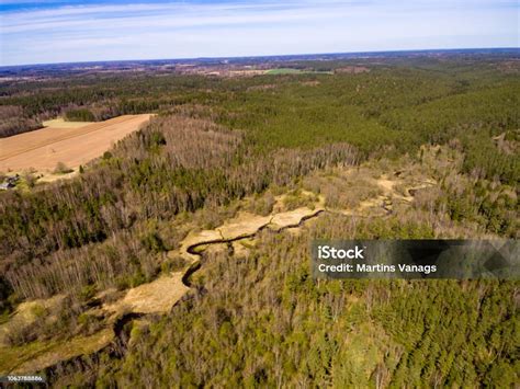 Vue panoramique de Marsannay-le-Bois avec des champs et des forêts