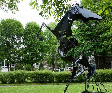 Sculpture du Cheval Noir à Trois-Pistoles